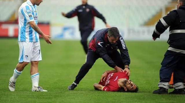 Jugador de fútbol yace en el suelo con gasping y tetanias tras sufrir una parada cardiaca